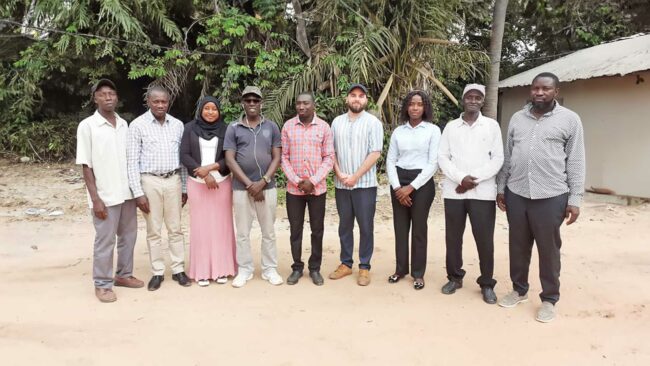 Photo de groupe des gestionnaires gambiens d'aires protégées formés à la planification financière, à Lamin en Gambie