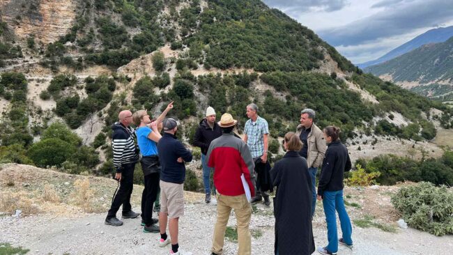 Le groupe d'experts en visite© E.C.O. Institute of Ecology / Anna Kovarovics