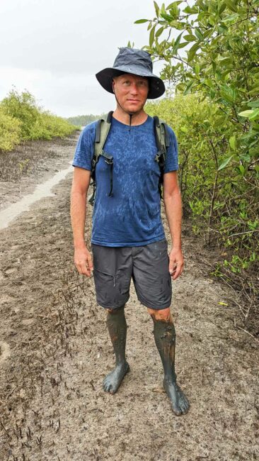 Notre responsable scientifique Timothée Cook en sortie sur le terrain dans les mangroves de Guinée-Bissau, septembre 2022